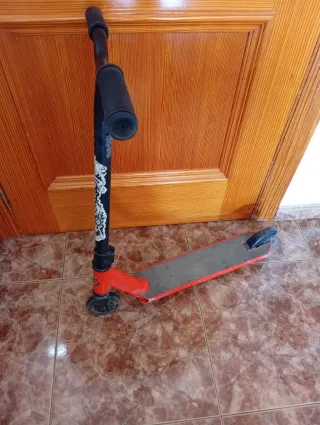 Patinete infantil rojo y negro