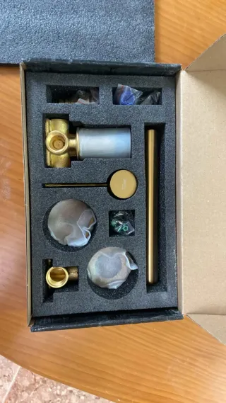 Grifo de lavabo dorado. Está sin estrenar.