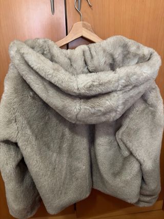 Abrigo de pelo beige y gris