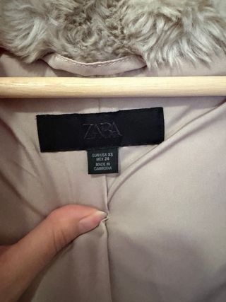 Abrigo de pelo beige y gris