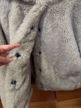 Abrigo de pelo beige y gris