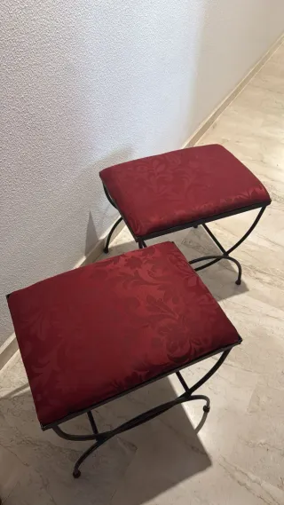 Juego de 2 taburetes rojos y negros