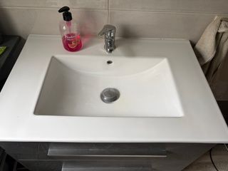 Mueble de baño gris con lavabo y 3 cajones