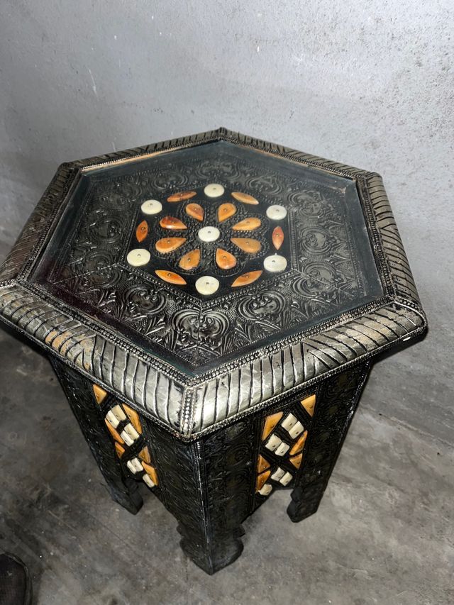 Mesa auxiliar octogonal de metal y hueso