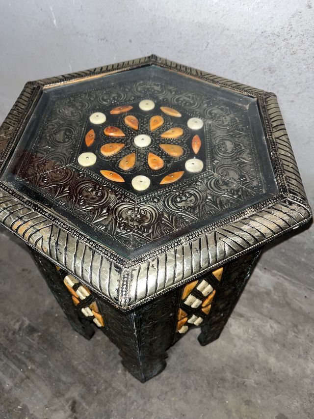 Mesa auxiliar octogonal de metal y hueso