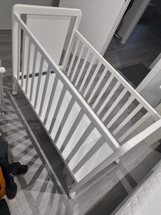 Cuna de bebé blanca con estrellas