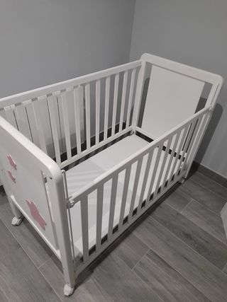 Cuna de bebé blanca con estrellas