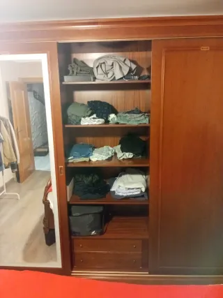 Guardaroba classico in legno per camera da letto