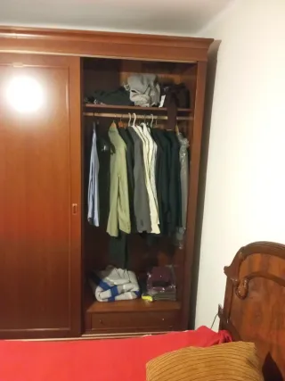 Guardaroba classico in legno per camera da letto