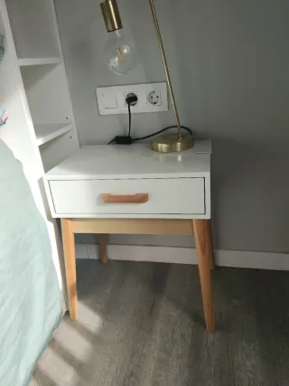 Mesita de noche blanca y dorada