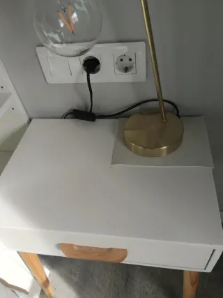 Mesita de noche blanca y dorada