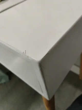 Mesita de noche blanca y dorada