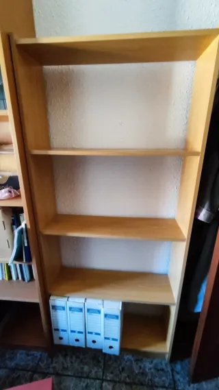 Estantería de madera marrón