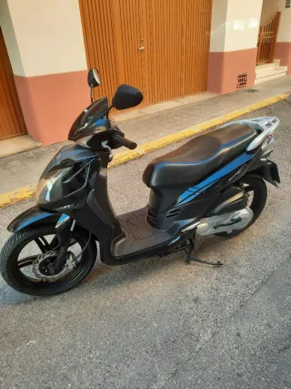 Moto SYM 125cc Scooter Negra Automática