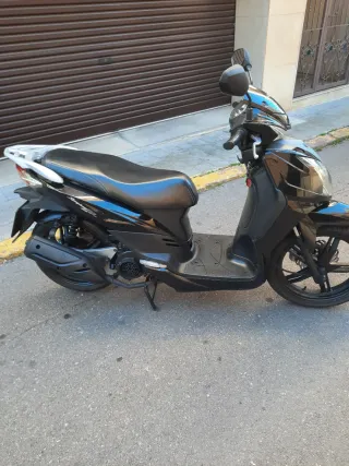 Moto SYM 125cc Scooter Negra Automática