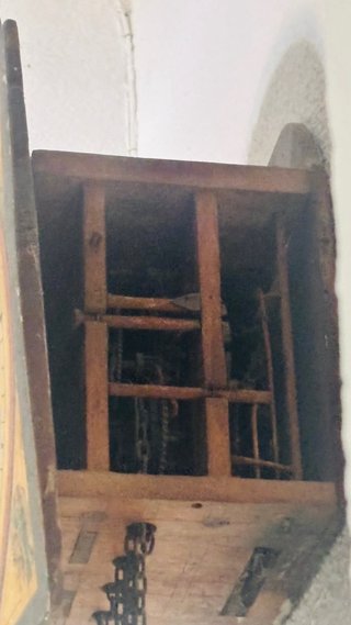 Reloj de pared antiguo con pesos y péndulo