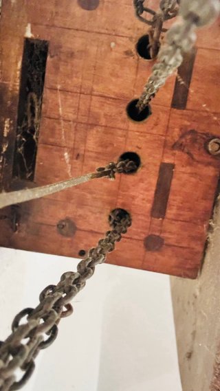 Reloj de pared antiguo con pesos y péndulo