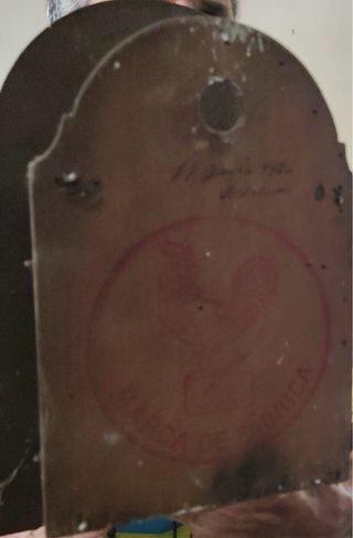 Reloj de pared antiguo con pesos y péndulo