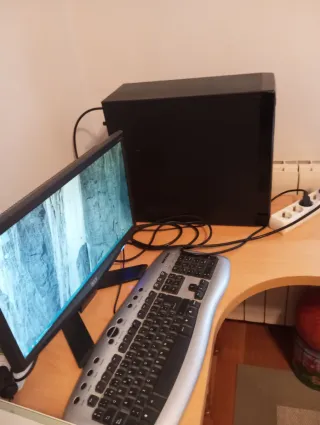 Ordenador de mesa negro/gris