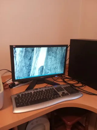 Ordenador de mesa negro/gris