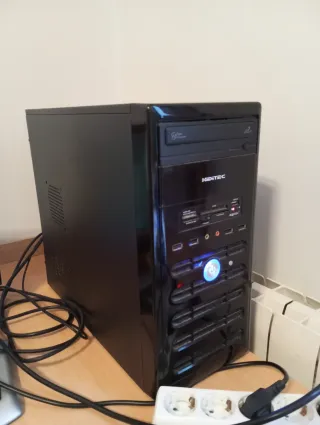 Ordenador de mesa negro/gris