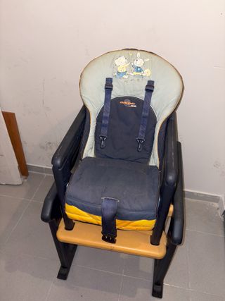 Trona con bandeja extraíble y arnés de seguridad