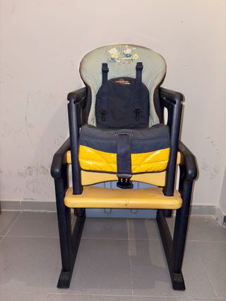 Trona con bandeja extraíble y arnés de seguridad