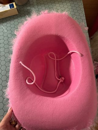 Gorro vaquera rosa con plumas
