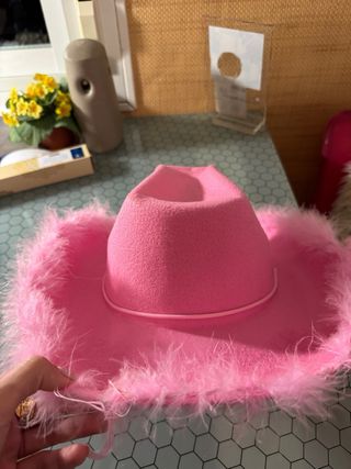 Gorro vaquera rosa con plumas