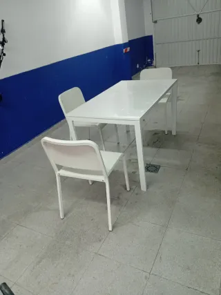 Mesa blanca de Ikea 125x75 con tres sillas