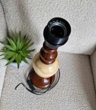 Lámpara de mesa madera y mármol beige