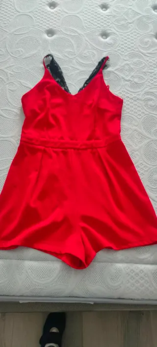 Mono corto rojo con encaje negro