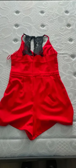 Mono corto rojo con encaje negro