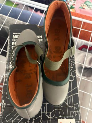 Zapatos de mujer grises y verdes, muy comodos.
