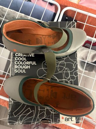 Zapatos de mujer grises y verdes, muy comodos.