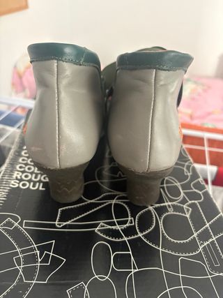 Zapatos de mujer grises y verdes, muy comodos.