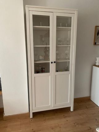 Mueble vitrina blanco con puertas de cristal