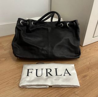 Bolso Furla en piel marrón con charm