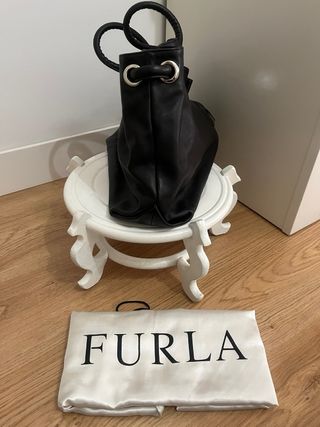 Bolso Furla en piel marrón con charm