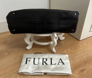 Bolso Furla en piel marrón con charm