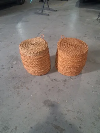 Cestos de mimbre con cojín estampado