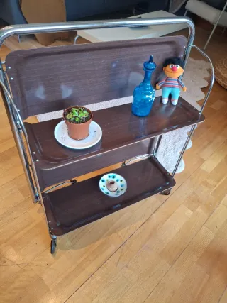 Camarera de metal y cristal