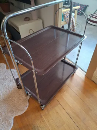 Camarera de metal y cristal