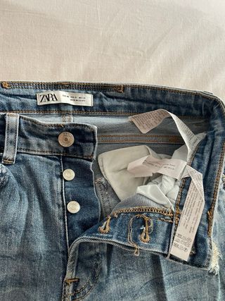 Pantalón vaquero pitillo Zara desgastado