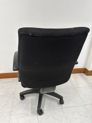 Silla giratoria de oficina negra