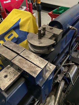 Curvadora de tubos hidráulica