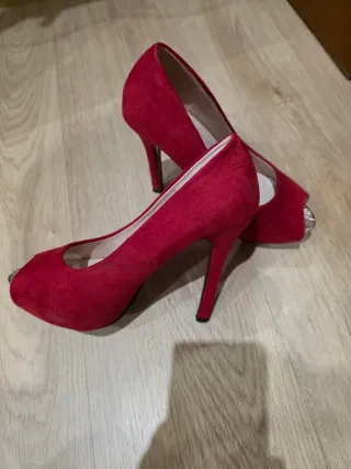 Zapatos de tacón rojos