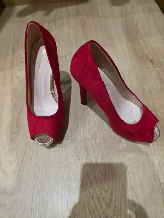 Zapatos de tacón rojos
