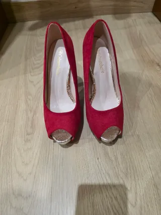 Zapatos de tacón rojos