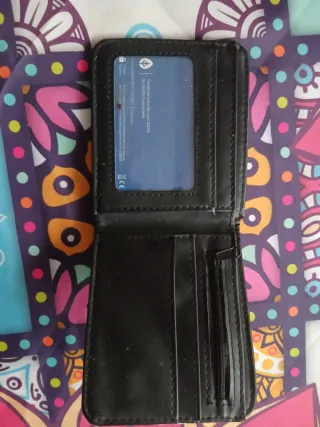 Cartera con diseño de calavera